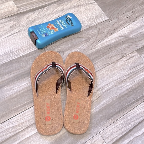 🩴Roxy cute multi color flip flops- gently used - Picture 2 of 4
